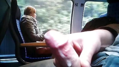 Leyla, une teen brune percée prend une vieille extrait film x mobile bite