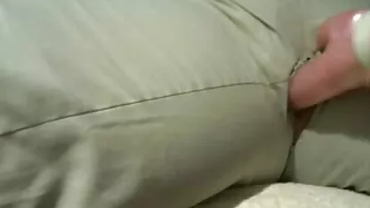 Une serveuse chaude est faite extrait film pono pour sucer la bite du client au travail