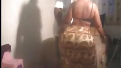 Maigre fiancé extrait de sexe gratuit enculé, creampie anal sur un canapé de casting