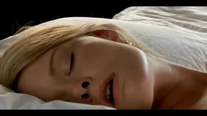 Fille sexy joue voir extrait film porno avec une chatte succulente