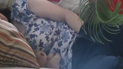 Superbe blonde et brune s'amuse avec un extrait gratuit de film porno gode au lit