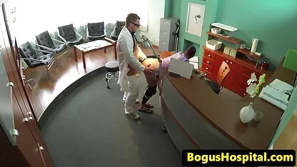 petite blonde extraits pornos à bretelles donne un footjob