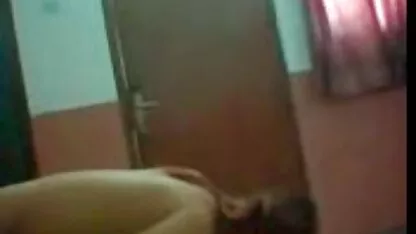 Fille se fait défoncer la gorge par un mec extrait video amateur