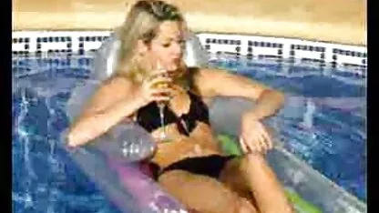 La extrait film erotique gratuit salope britannique Paige se fait baiser sur un canapé en cuir