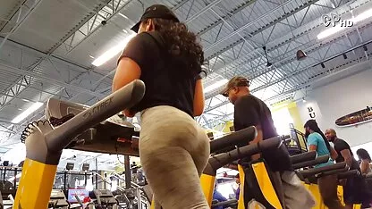 Une fille noire film porno extrait gratuit fait une pipe à un homme noir dans la salle de sport