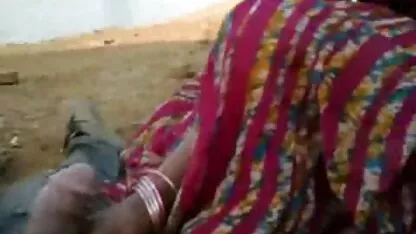 Runa se sent porno extrait de film dans le besoin d'essayer cette bite