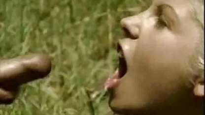 couple extrait video sexy excité baise dans un parc public