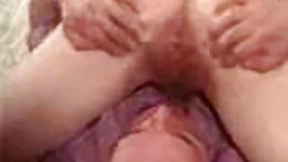 Une beauté aux seins énormes caresse son homme sur son visage! extraits films x