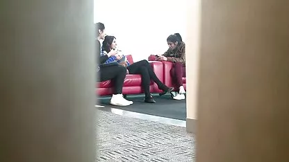 Une ado mignonne de 18 ans extrait film adulte fait du lapdance pour un inconnu en chaleur