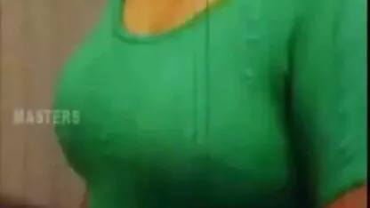 Rousse en chaleur donne la tête et chevauche la bite extrait gratuit de film porno