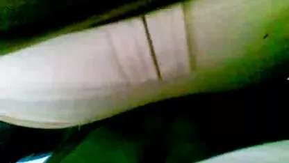 Cutie aux cheveux courts Quinn se extrait film pono masturbe sa chatte poilue