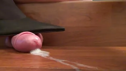 Une ado geek pratique sa technique de pipe sur un gode video de sexe extrait xxx