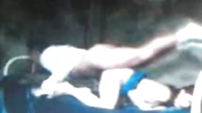 Rousse extrait film porno streaming aux yeux bandés suce une bite noire à l'extérieur puis la prend en levrette