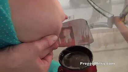 Lesbea Busty lesbienne a un orgasme au point G pendant une baise savonneuse film x extrait